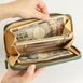 札入れは小銭入れを挟んで２室あり、紙幣を仕分けて収納できます。