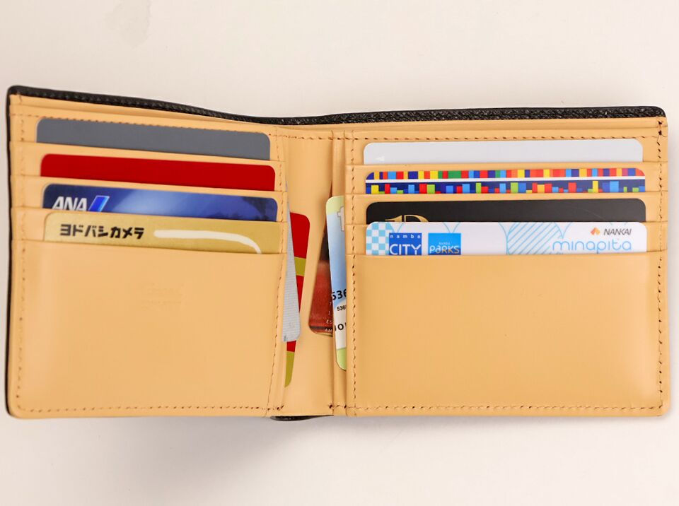 カードポケットは8枚分と、
カードポケットの後ろにフリーポケットが4カ所あります。