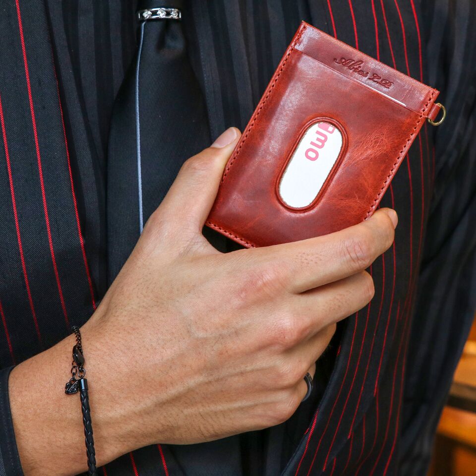手のひらやポケットに収まりの良いスリムサイズ。表と背面それぞれにポケットがあります。