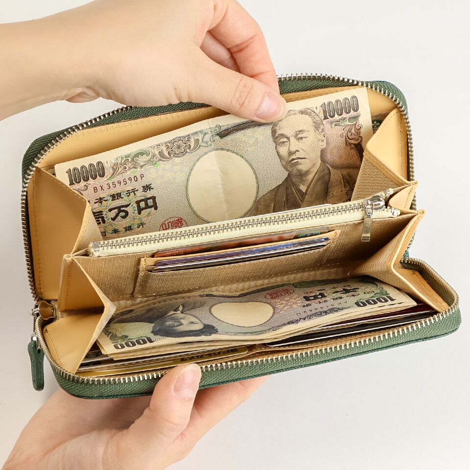札入れは小銭入れを挟んで２室あり、紙幣を仕分けて収納できます。