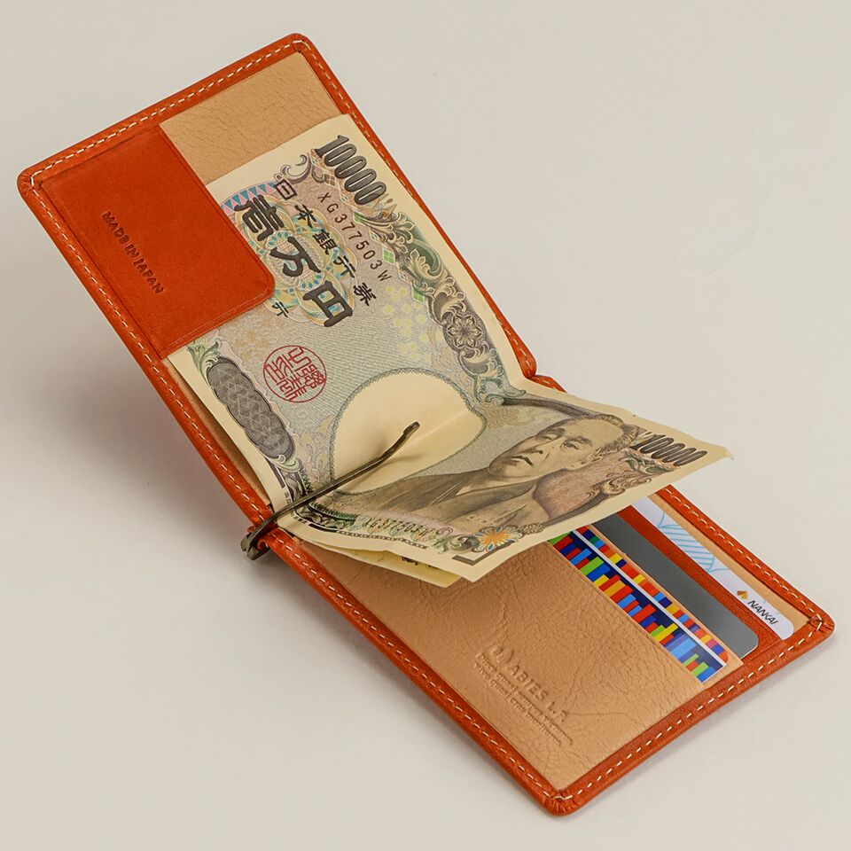 スリムでコンパクトな札ばさみ（マネークリップ）中心にあるクリップはバネ付きで紙幣をしっかりホールドします。