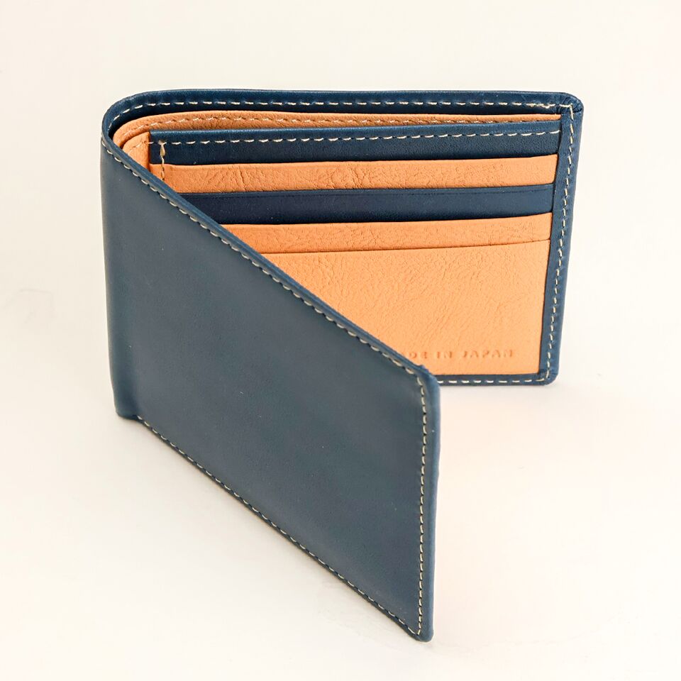 スリムな小銭入れなしタイプの二つ折り財布
ベーシックなデザインの二つ折り財布。
スーツスタイルにも、カジュアルにも
シーンを選ばずお使いいただけます。